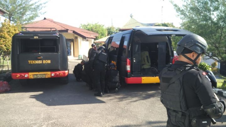 persiapan tim Gegana Polda Sulsel sebelum melakukan penyisiran lokasi ledakan. (BERITA.NEWS/Wahyu Adi Saputra).