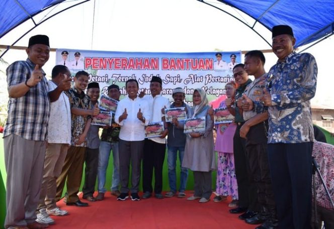 					Bupati Tabkalar H Syamsari Kitta berfoto dengan mengangkat jempol saat menyerahkan bantuan 10 ekor sapi (Ssahabuddin/ BERITA.NEWS)