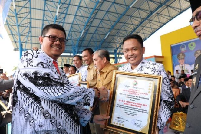 					Bupati Bantaeng, H Ilham Azikin meraih penghargaan di hari guru. (DOK BERITA.NEWS)