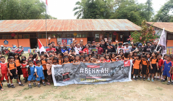 Astra Motor Makassar dan komunitas motor honda saat berkunjung ke ke SD Negeri 6 Rantepao, Toraja Utara. (BERITA.NEWS/Ratih Sardianti Rosi).