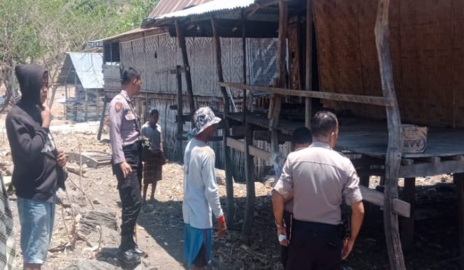 					Detik-detik saat pemindahan rumah milik Salam Daeng Situju dan mendapatkan pengamanan dari Personil Polsek Kelara Polres Jeneponto. (BERITA.NEWS/Muh Ilham). 