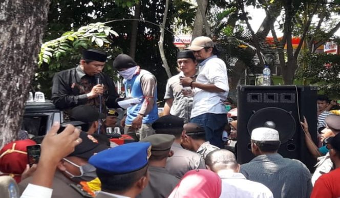 					Ratusan warga desa Biangkeke saat menggelar aksi di depan kantor DPRD Bantaeng. (BERITA.NEWS/Saharuddin). 