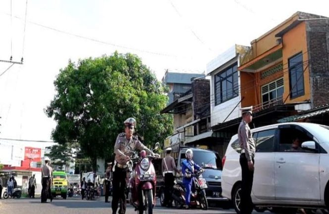 					Petugas yang mengamankan sebuah sepeda motor yang terjaring operasi zebra. (BERITA.NEWS/Wahyu Adi Saputra). 