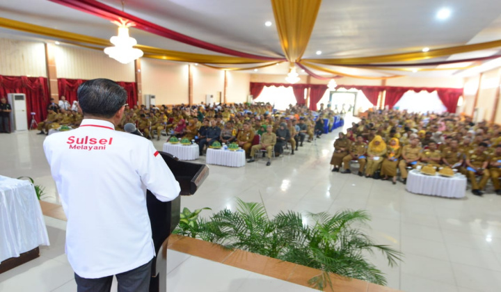 Gubernur Sulsel, Nurdin Abdullah berikan sambutan pada Bimtek di Balai Kartini Bantaeng. (BERITA.NEWS/Saharuddin).