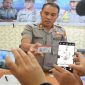 Kapolres Bulukumba AKBP Syamsu Ridwan memperlihatkan kartu Smart SIM. (BERITA.NEWS/IL).