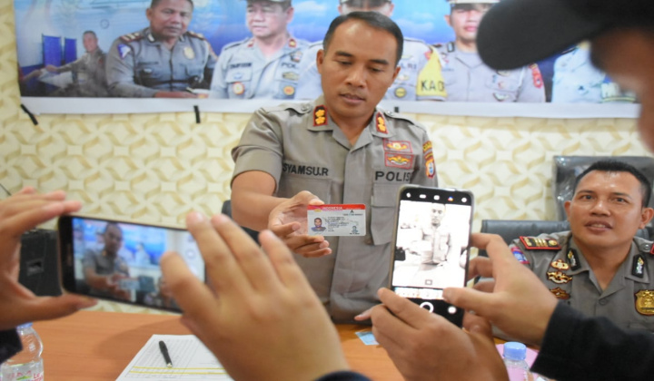 Kapolres Bulukumba AKBP Syamsu Ridwan memperlihatkan kartu Smart SIM. (BERITA.NEWS/IL).