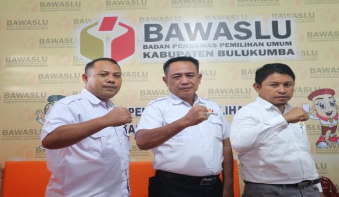 					Ambo Radde Junaid, (tengah) ketua Bawaslu Bulukumba. (BERITA.NEWS/IL). 