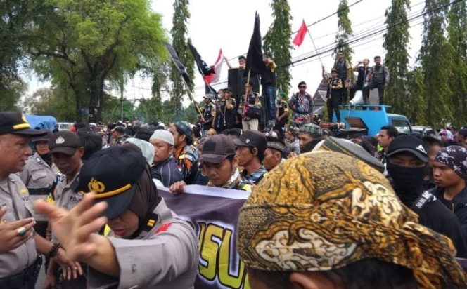 					GMBI lakukan aksi unjuk rasa bersama ratusan pengikut Tajul Khalwatiyah Syekh Yusuf, Gowa. (BERITA.NEWS/Putri). 