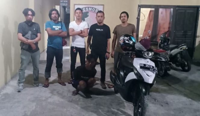 					Tersangka pelaku Jambret Handphone bersama tim T4P polres Bantaeng dan barang Buktinya. (BERITA.NEWS/Saharuddin). 