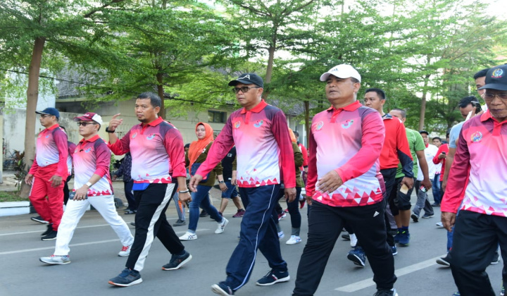 Gubernur Sulsel Nurdin Abdullah bersama PJ Walikota Makassar dan Pangdam saat ikut jalan santai. (BERITA.NEWS/Andi Khaerul).