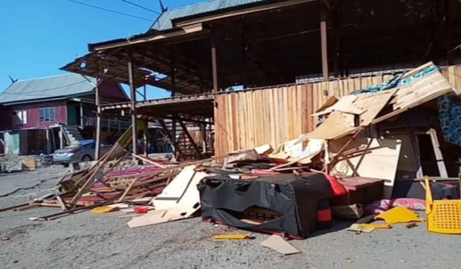 					Suasana rumah pelaku pembunuhan di Dusun Parang - parang, Desa Mangepong, Kecamatan Turatea, Kabupaten Jeneponto. (BERITA.NEWS/Muh Ilham). 