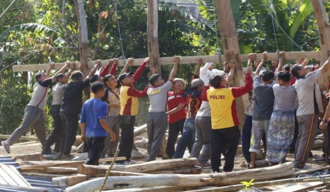 					Kapolres Bantaeng, AKBP Adip Rojikan Bersama Persojilnya membangunan Asrama Putri di Ponpes Syekh Muhammad Jafar. (BERITA.NEWS/Saharuddin). 
