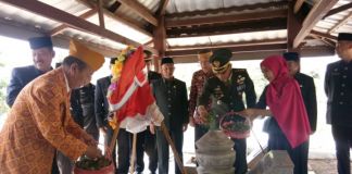 Prosesi penaburan bunga di TMP Polongbangkeng Kabupaten Takalar. (BERITA.NEWS/Sahabuddin Jaya).