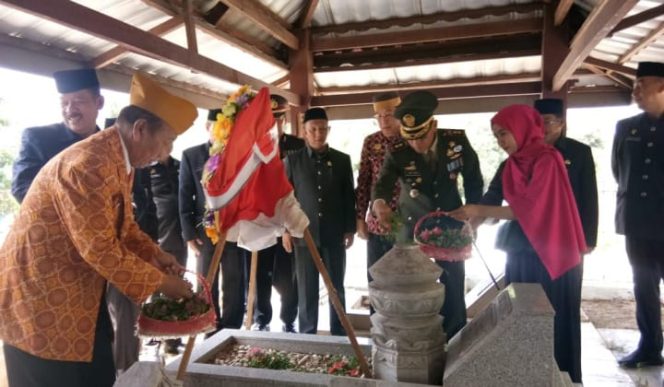 					Prosesi penaburan bunga di TMP Polongbangkeng Kabupaten Takalar. (BERITA.NEWS/Sahabuddin Jaya). 