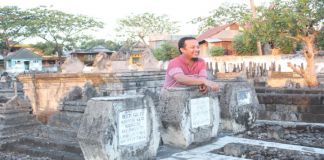 Andi Sudirman Sulaeman saat mensiarahi makam neneknya di Taman Makam Purbakala Latenri Rua Bantaeng. (BERITA.NEWS/Saharuddin).
