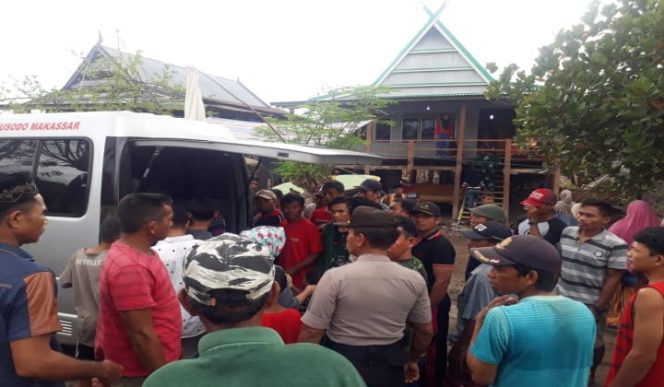 					Suasana rumah duka almarhum Syamsuddin Daeng Sewang di Dusun  Alla-alla, Desa Borong Lamu, Kecamatan Arungkeke, Jeneponto. (BERITA.NEWS/Muh Ilham). 