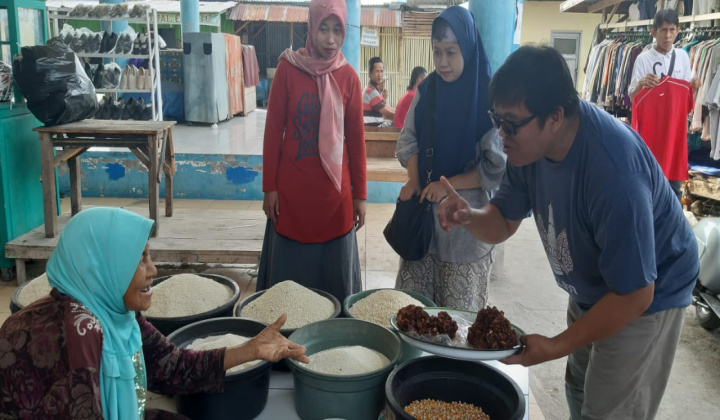 kak syam mengunjugi pedagang di pasar Cekkeng. (BERITA.NEWS/IL).