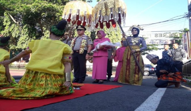 					Acara pwnyambutan Kapolrwa yang baru, AKBP Wawan Sumatri di pelataran Polres Bantaeng. (BERITA.NEWS/Saharuddin). 
