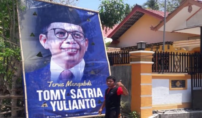					Tim tomy satria pasang baliho. (BERITA.NEWS/IL).
