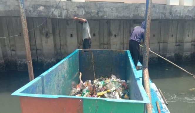 					Satgas saat membersihkan Losari. (BERITA.NEWS/Ratih Sardianti Rosi). 