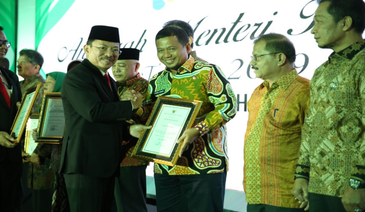 Menteri Kesehatan RI Terawan Agus Putranto menyerahkan penghargaan kepada Penjabat Wali Kota Makassar Iqbal Suhaeb. (BERITA.NEWS/Ratih Sardianti Rosi).