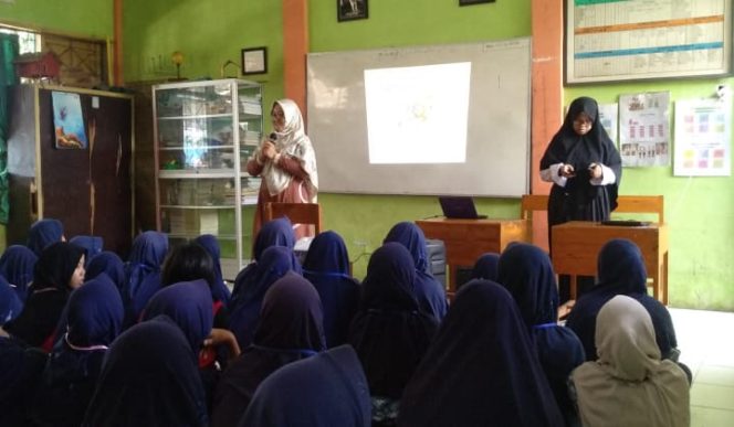 					Dokter Lili Ratnawati memaparkan pemahaman kepada siswi SMPN 49 Makassar tentang kewanitaan dan pergaulan bebas. (BERITA.NEWS/Abdul Kadir). 