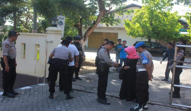 					Suasana pemeriksaan pintu masuk polres Bulukumba. (BERITA.NEWS/IL). 