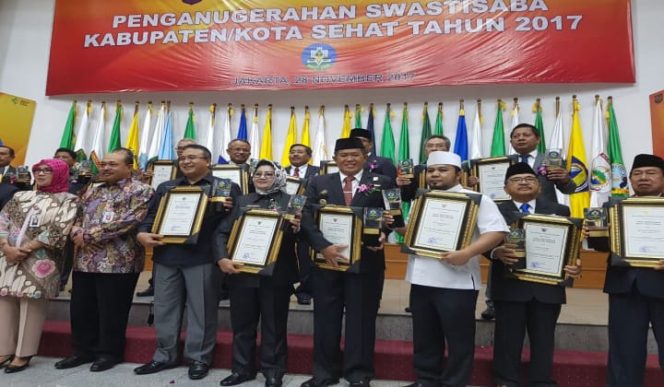 					Bupati Bulukumba menerima penghargaan Swasti Saba setelah Wiwerda dan Padapa Tahun 2017. (BERITA.NEWS/IL). 