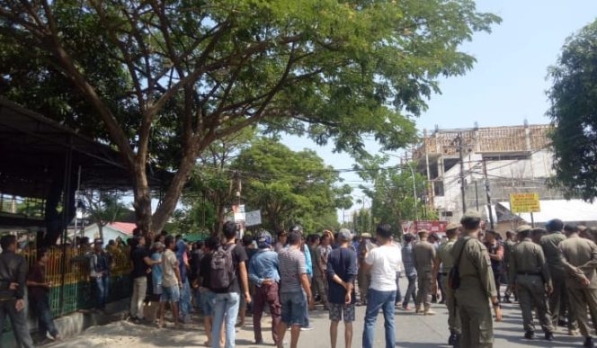 					Penertiban ekspedisi gudang dalam kota di kecamatan Tallo, Kota Makassar. (BERITA.NEWS/Ratih Sardianti Rosi). 