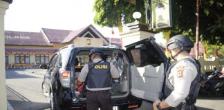 Anggota Polres Bantaeng perketat penjagaan dengan memeriksa semua tamu dan pengunjung di Mapolres. (BERITA.NEWS/Saharuddin).