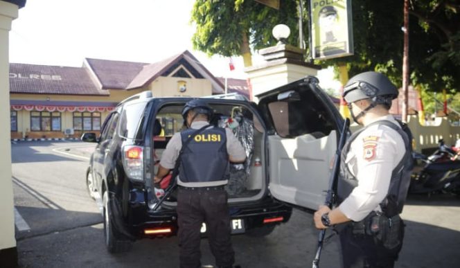 					Anggota Polres Bantaeng perketat penjagaan dengan memeriksa semua tamu dan pengunjung di Mapolres. (BERITA.NEWS/Saharuddin). 