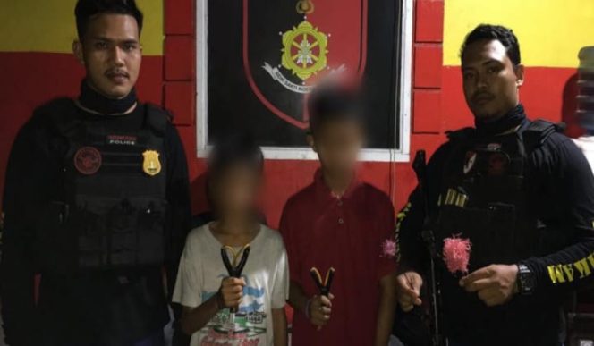 					Dua remaja dibawah umur yang diamankan bawa Busur. (foto:Humas Polrestabes Makassar). 