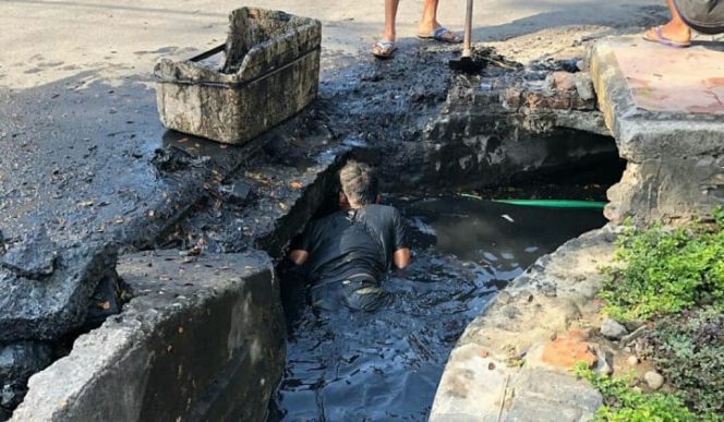 					Alif petugas satgas Dinas Lingkungan Hidup dan Kehutanan (DLHK) menyelam di air got. (BERITA.NEWS/IL). 
