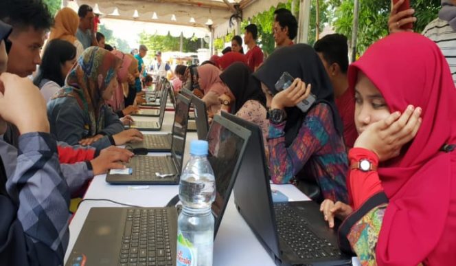 					BKD Sulsel Gelar Simulasi CAT CPNS di Car free day. (BERITA.NEWS/Andi Khaerul). 