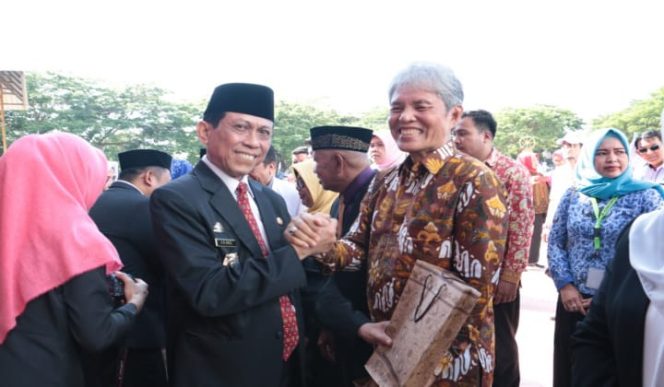 					Sekertaris Daerah menyerahkan piagan penghargaan. (BERITA.NEWS/IL). 