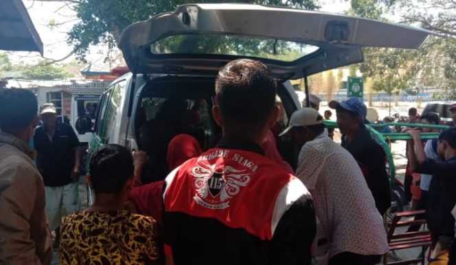 					Jenasah almarhum Syarifuddin di Puskesmas Tamalatea akan diantar ke rumah duka di Dusun Parasangan Beru. (BERITA.NEWS/Muh Ilham). 