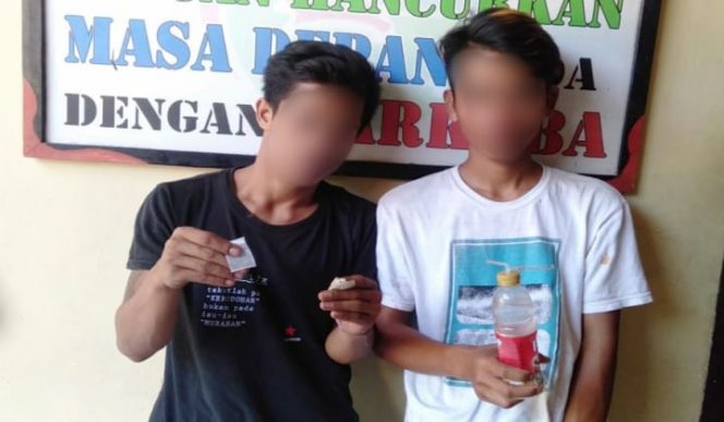 					Dua pemuda di Bantaeng, Daring (18) dan Syam (19) saat diamankan di Mapolres Bantaeng. (BERITA.NEWS/Saharuddin). 