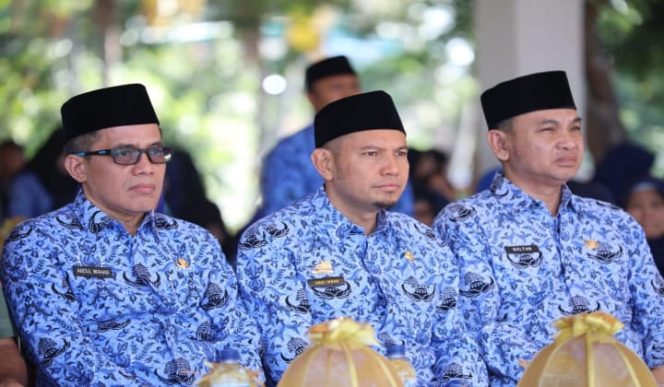 					Dari kanan kekiri, Sekda Bantaeng, Abdul Wahab, Kepala Dinas Kesehatan, Dr. andi Ihsan, Direktur RSUD Anwar Makkatutu, Dr. Sultan Saat mengjadiri upacara hari kesehatan nasional. (BERITA.NEWS/Saharuddin). 