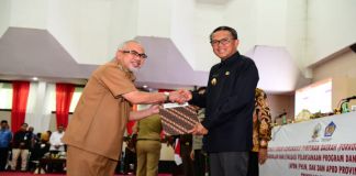 Wabup Bantaeng, Haji Sahabuddin menenerima DIPA dari Gubernur Sulsel, HM. Nurdin Abdullah. (BERITA.NEWS/Saharuddin).