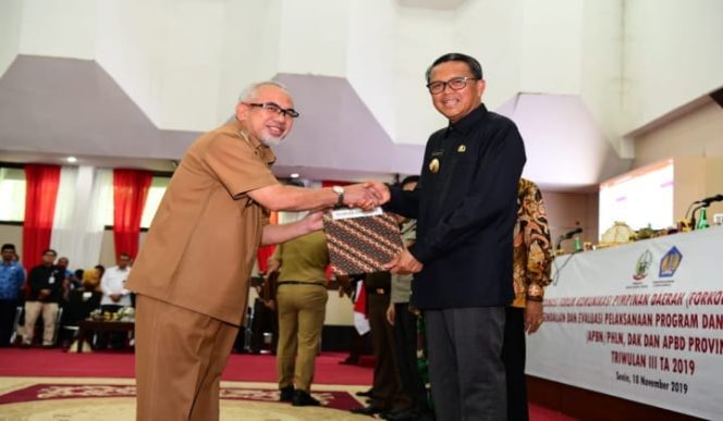 					Wabup Bantaeng, Haji Sahabuddin menenerima DIPA dari Gubernur Sulsel, HM. Nurdin Abdullah. (BERITA.NEWS/Saharuddin). 