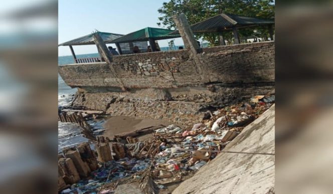 					Tumpukan sampah dibibir pantai wisata Bintang Galesong (BERITA.NEWS/Sahabuddin Jaya).