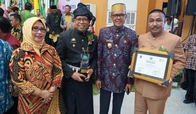 					Tommy Gunakan Pakaian Adat Kajang Terima Penghargaan Swasti Saba Wistara