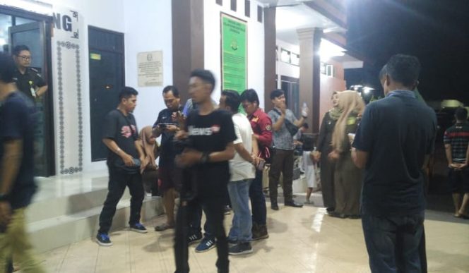 					Susana di depan kantor Kejari kota Parepare pasca ledakan. (BERITA.NEWS/Wahyu Adi Saputra) 