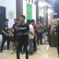 Susana di depan kantor Kejari kota Parepare pasca ledakan. (BERITA.NEWS/Wahyu Adi Saputra)