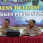Kabid Dokkes Polda Sulsel Kombes Pol Raden Harjuno bersama Kabid Humas Polda Sulsel Kombes Pol Ibrahim Tompo menggelar Press Release di RS Bhayangkara. (BERITA.NEWS/Abdul Kadir).