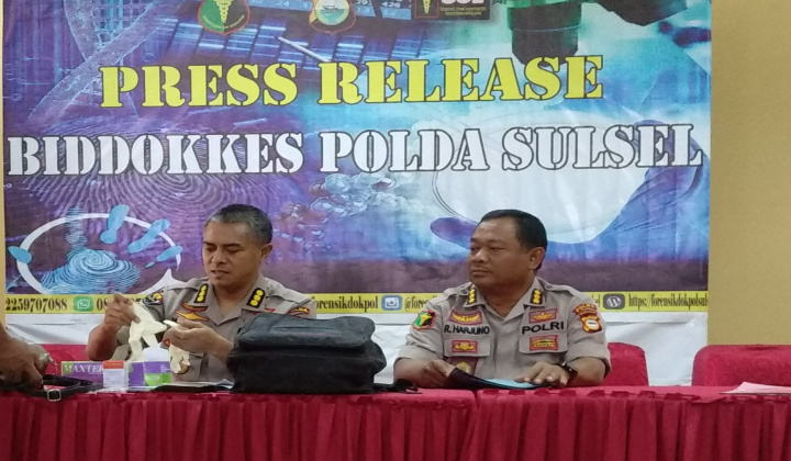 Kabid Dokkes Polda Sulsel Kombes Pol Raden Harjuno bersama Kabid Humas Polda Sulsel Kombes Pol Ibrahim Tompo menggelar Press Release di RS Bhayangkara. (BERITA.NEWS/Abdul Kadir).