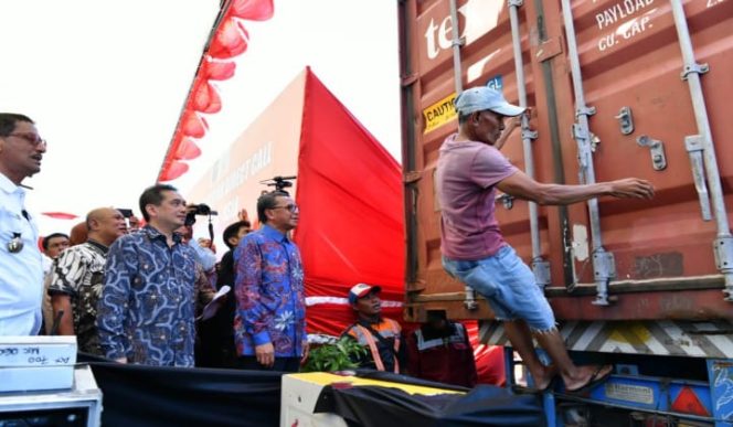 					Mendag RI Agus Suparmanto dan Gubernur Sulsel Nurdin Abdullah Lepas 18 Komoditi Ekspor. (BERITA.NEWS/Andi Khaerul). 