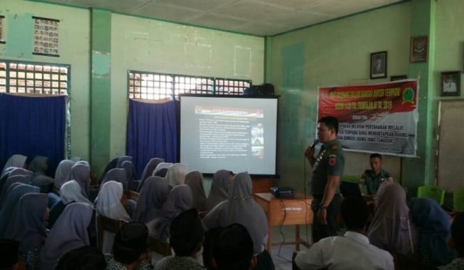 					Kapten Inf Wahyudi saat memberikan wawasan kebangsaan ke Pelajar. (BERITA.NEWS/Sahabuddin Jaya). 