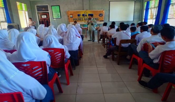 					Siswa SMAN 2 Bantaeng dengarkan pemaparan bahaya radikalisme. (BERITA.NEWS/Saharuddin). 