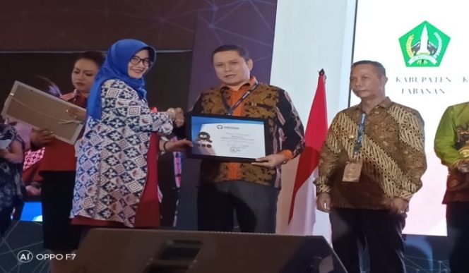 					Penghargaan dari Ombudsman diterima Abdul Wahab asisten 1 Pemkab Takalar. (foto : Humas Pemda). 